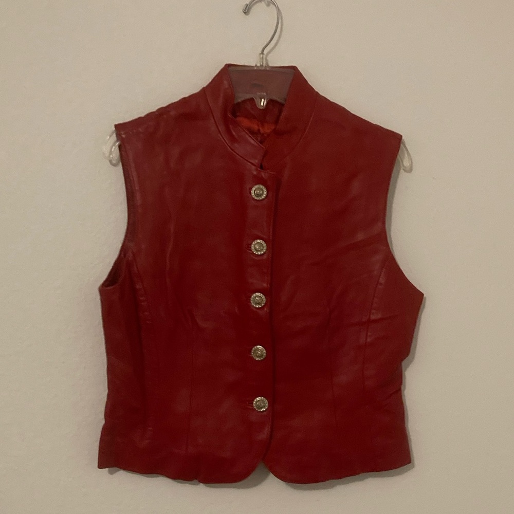 Women's Red Leather Vest. Saguaro. Size Lg

Pit to Pit=19
Length=20”
Waist=34”